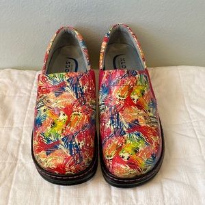 Klogs slip resistant patent shoes. Non marking. Bright abstract print. Side 9